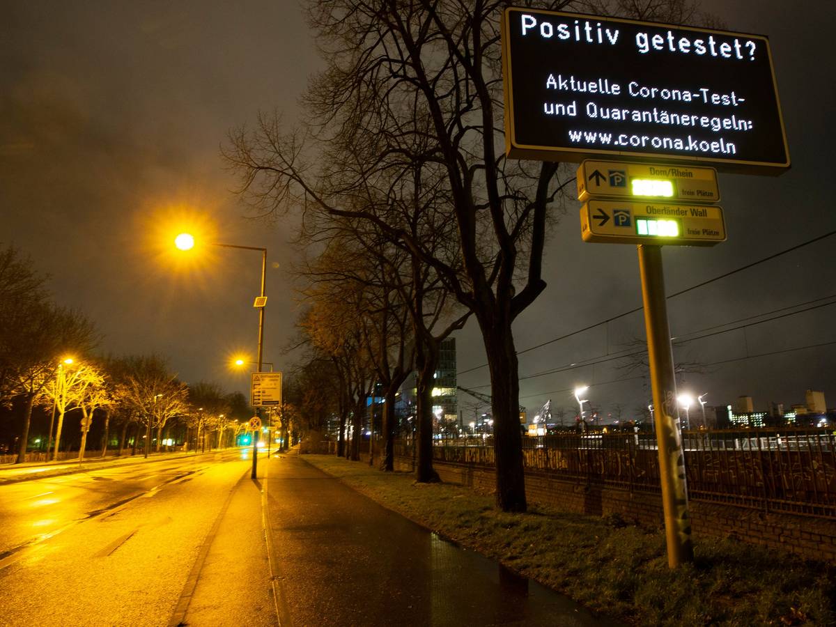 Ein Display an der Rheinuferstraße weist auf eine Internetseite der Stadt zu den Corona-Regeln in hin.