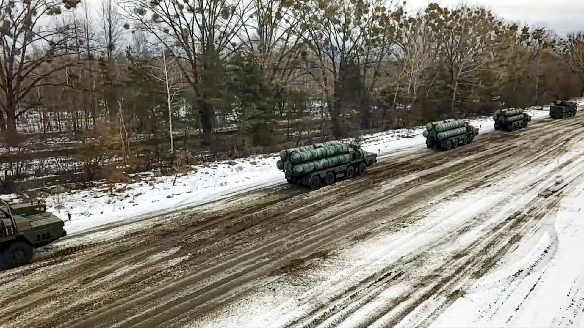 Dieses vom Pressedienst des russischen Verteidigungsministeriums am 10. Februar 2022 zur Verfügung gestellte Foto zeigt Kampftruppen des Luftabwehrsystems S-400 während der militärischen Übungen „Union Courage-2022“ zwischen Russland und Belarus auf dem Übungsgelände in der Region Brest.
