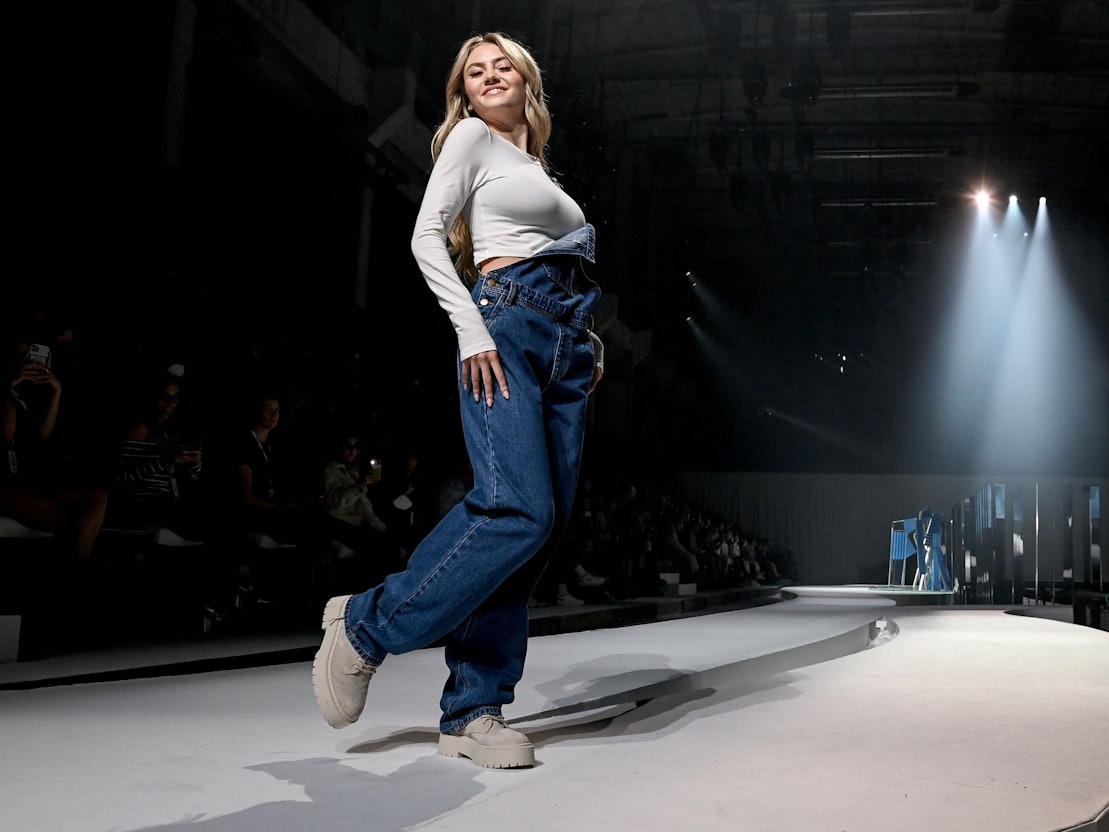 Leni Klum läuft als Model in ihrer Show "Leni Klum x About You" im Rahmen der About You Fashion Week.