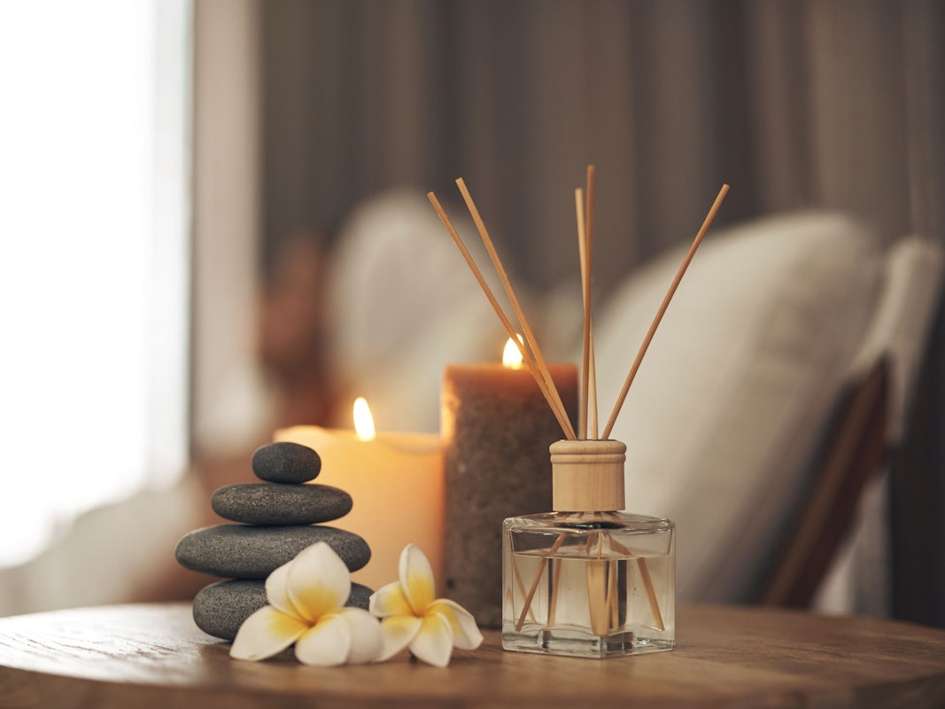 Mit dem richtigen Raumduft wird das Schlafzimmer zur Wohlfühl-Oase.