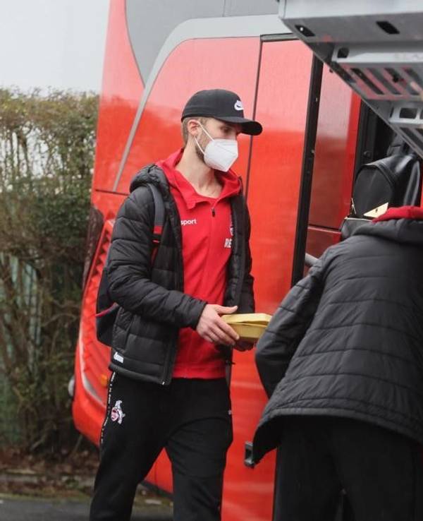 Sebastian Andersson steigt in den Mannschaftsbus des 1. FC Köln.