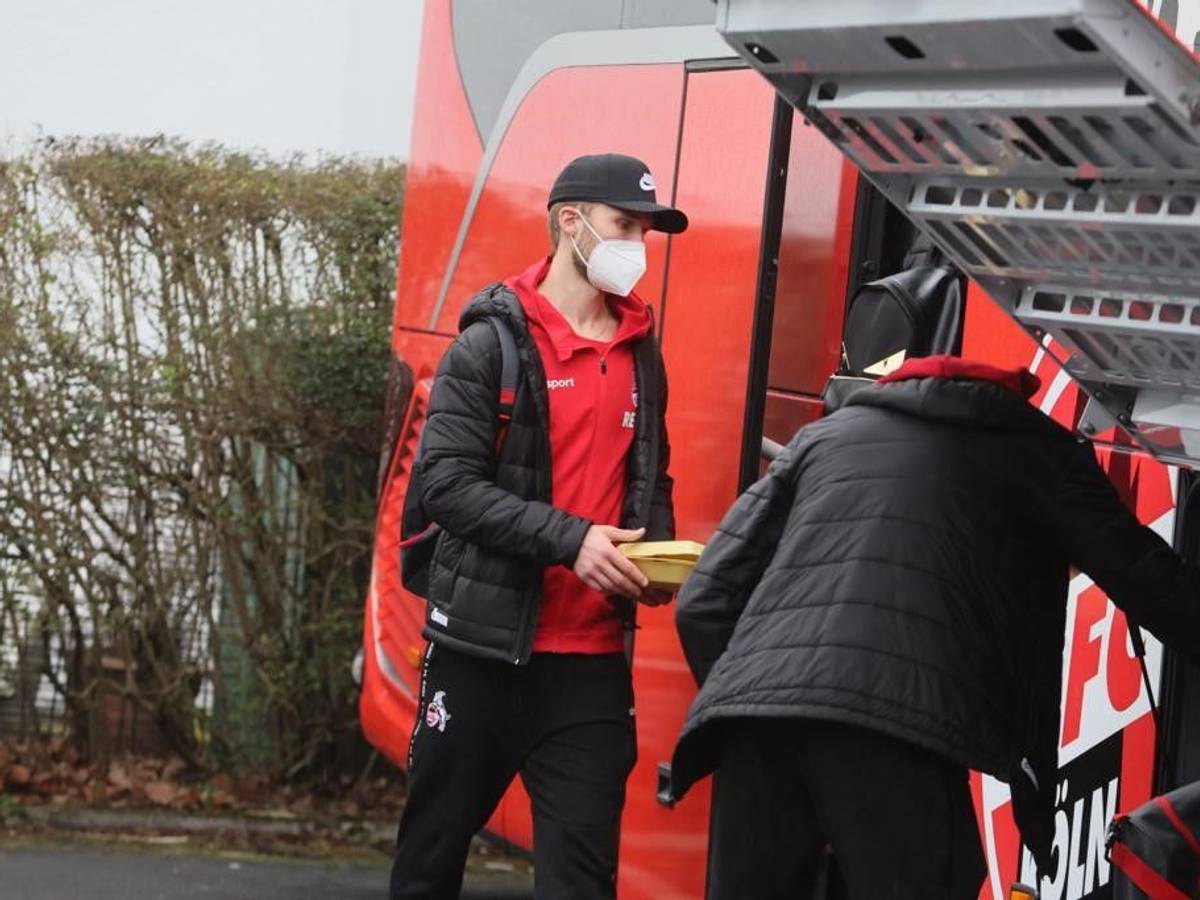 Sebastian Andersson steigt in den Mannschaftsbus des 1. FC Köln.