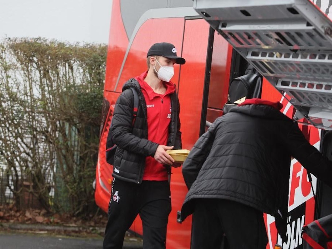 Sebastian Andersson steigt in den Mannschaftsbus des 1. FC Köln.