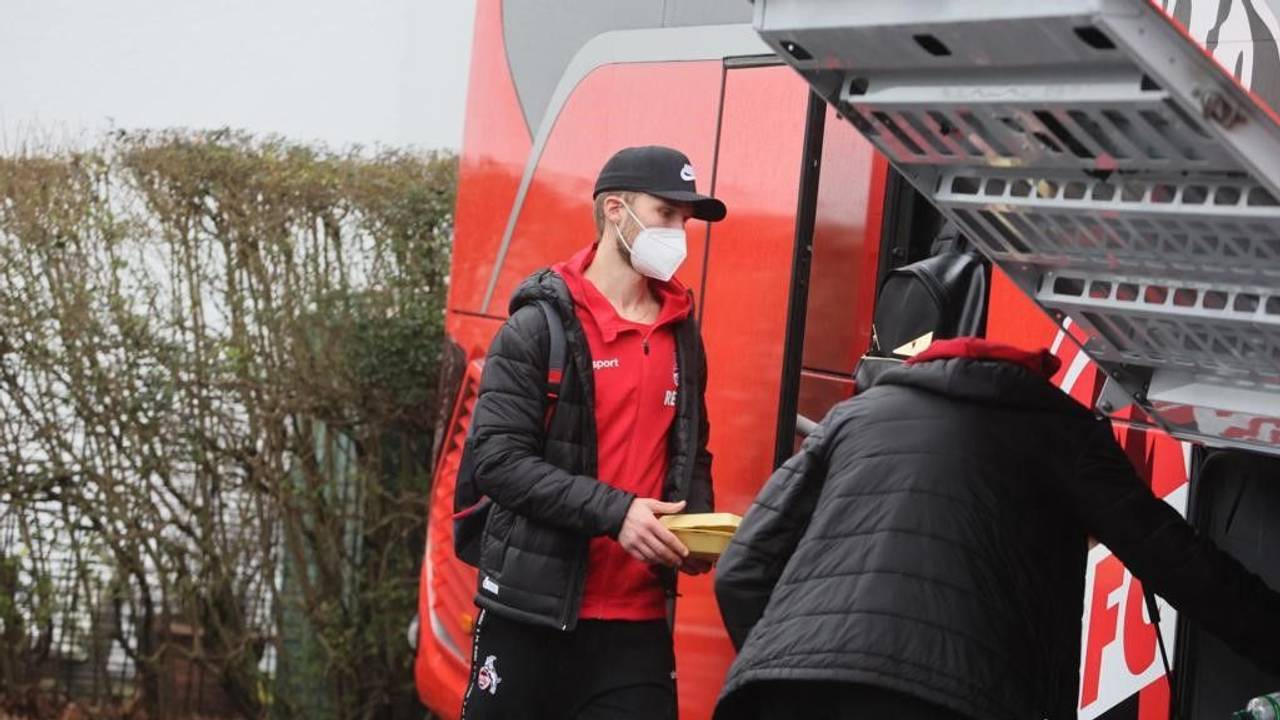 Sebastian Andersson steigt in den Mannschaftsbus des 1. FC Köln.