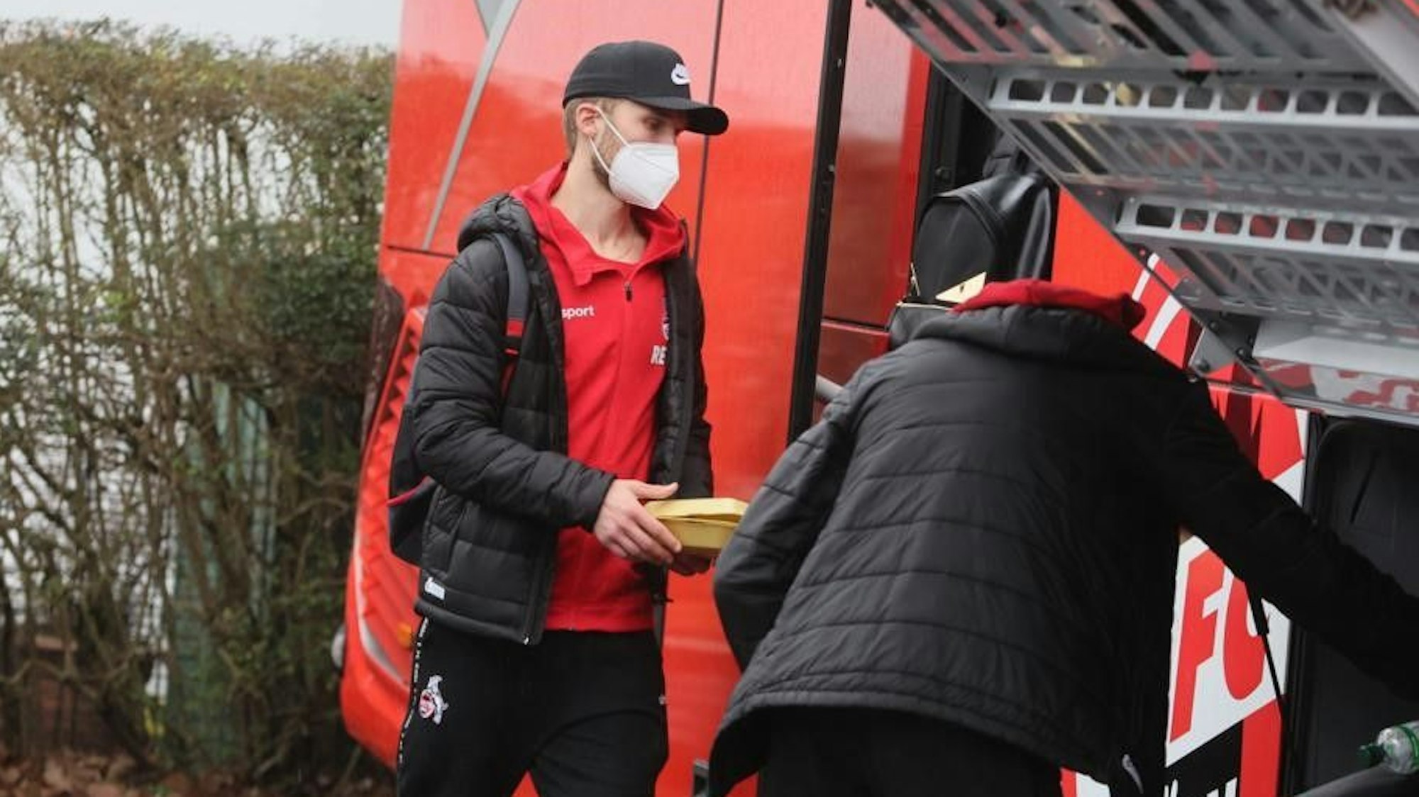 Sebastian Andersson steigt in den Mannschaftsbus des 1. FC Köln.