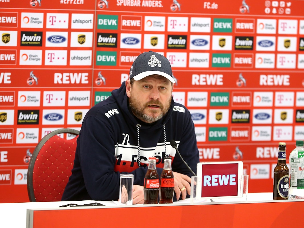 Steffen Baumgart gibt eine Pressekonferenz im Geißbockheim.