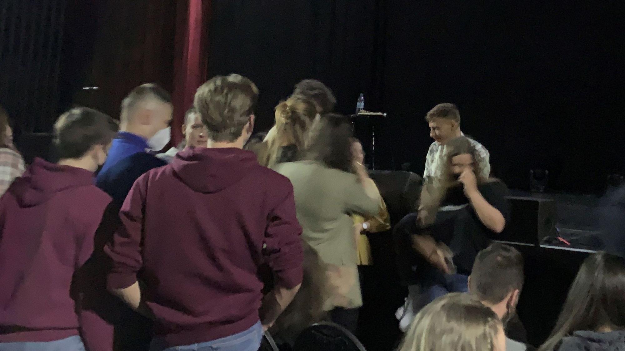 Felix Lobrecht macht Selfies mit Fans im Gloria.