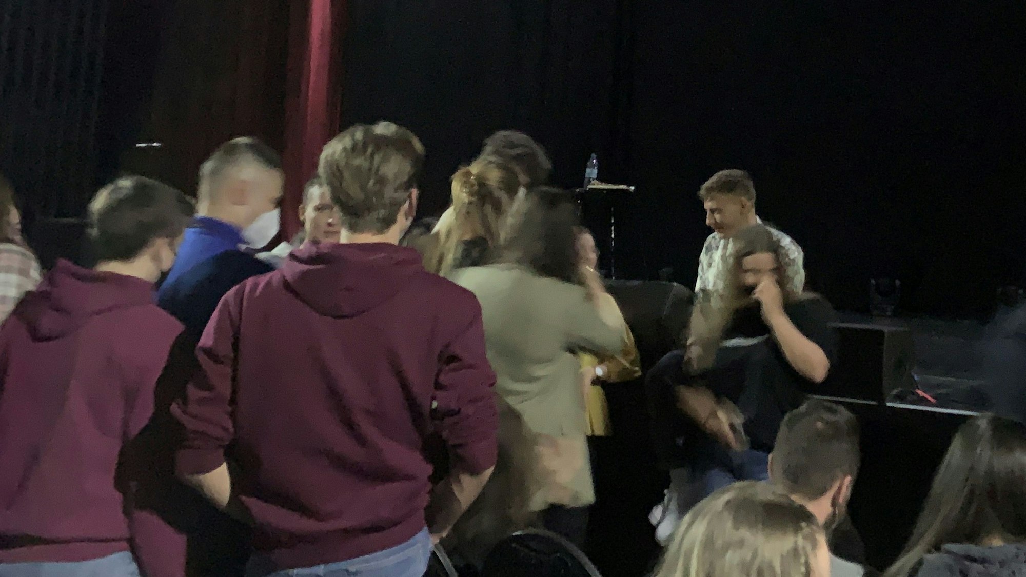 Felix Lobrecht macht Selfies mit Fans im Gloria.