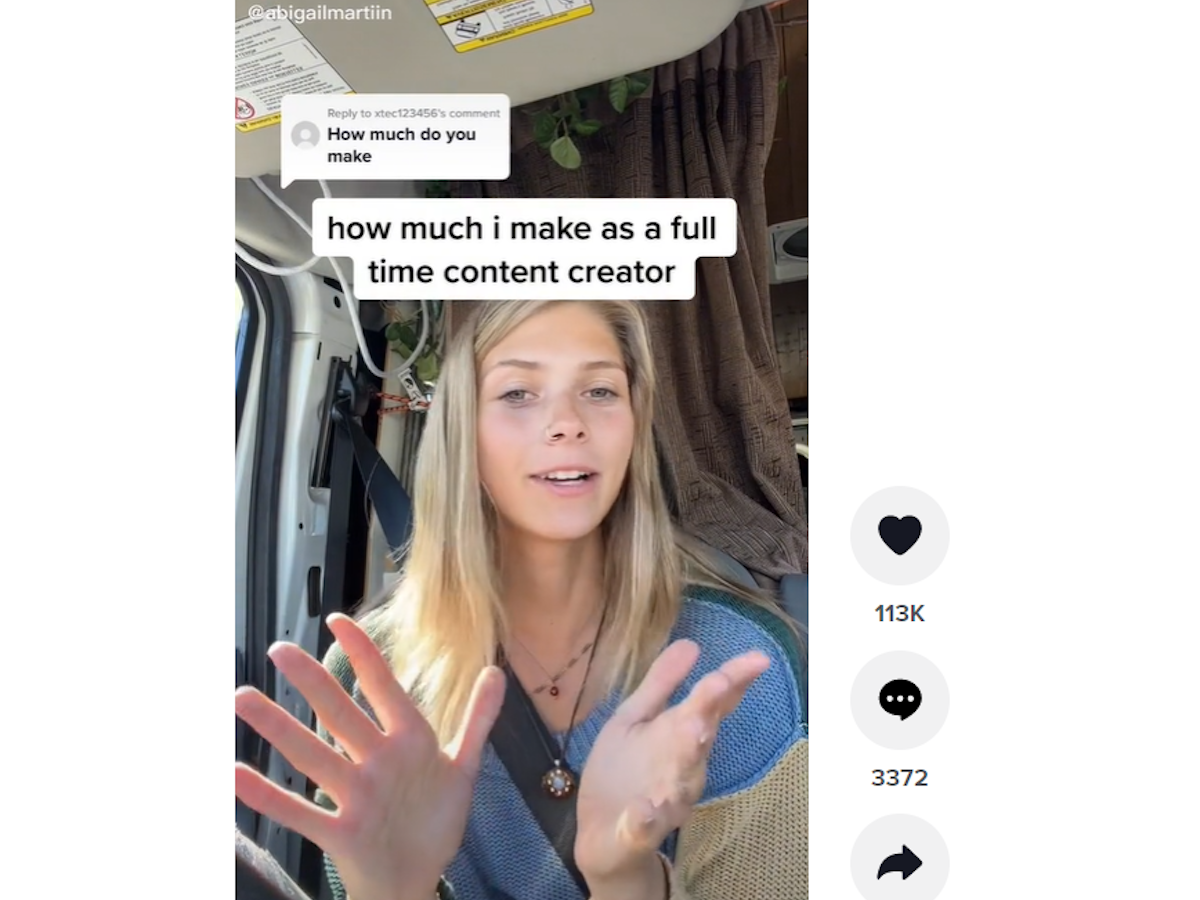 TikTok-Star Abigail Martin beantwortet in ihrem Video vom 07. Februar 2022 die Frage eines Abonnenten und berichtet davon, wie viel und womit genau sie Geld verdient.