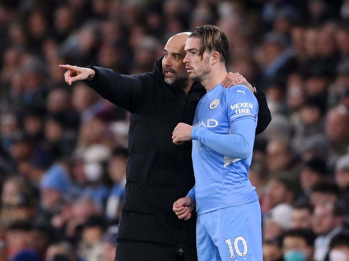 Pep Guardiola gibt Jack Grealish Anweisungen.
