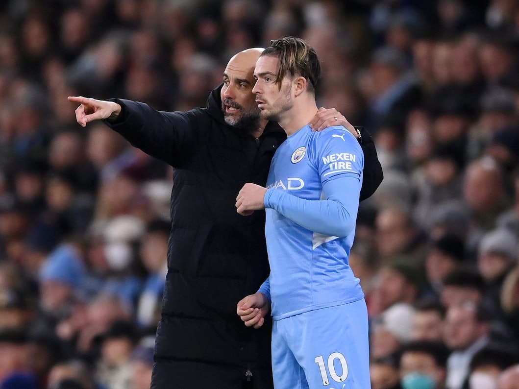 Pep Guardiola gibt Jack Grealish Anweisungen.
