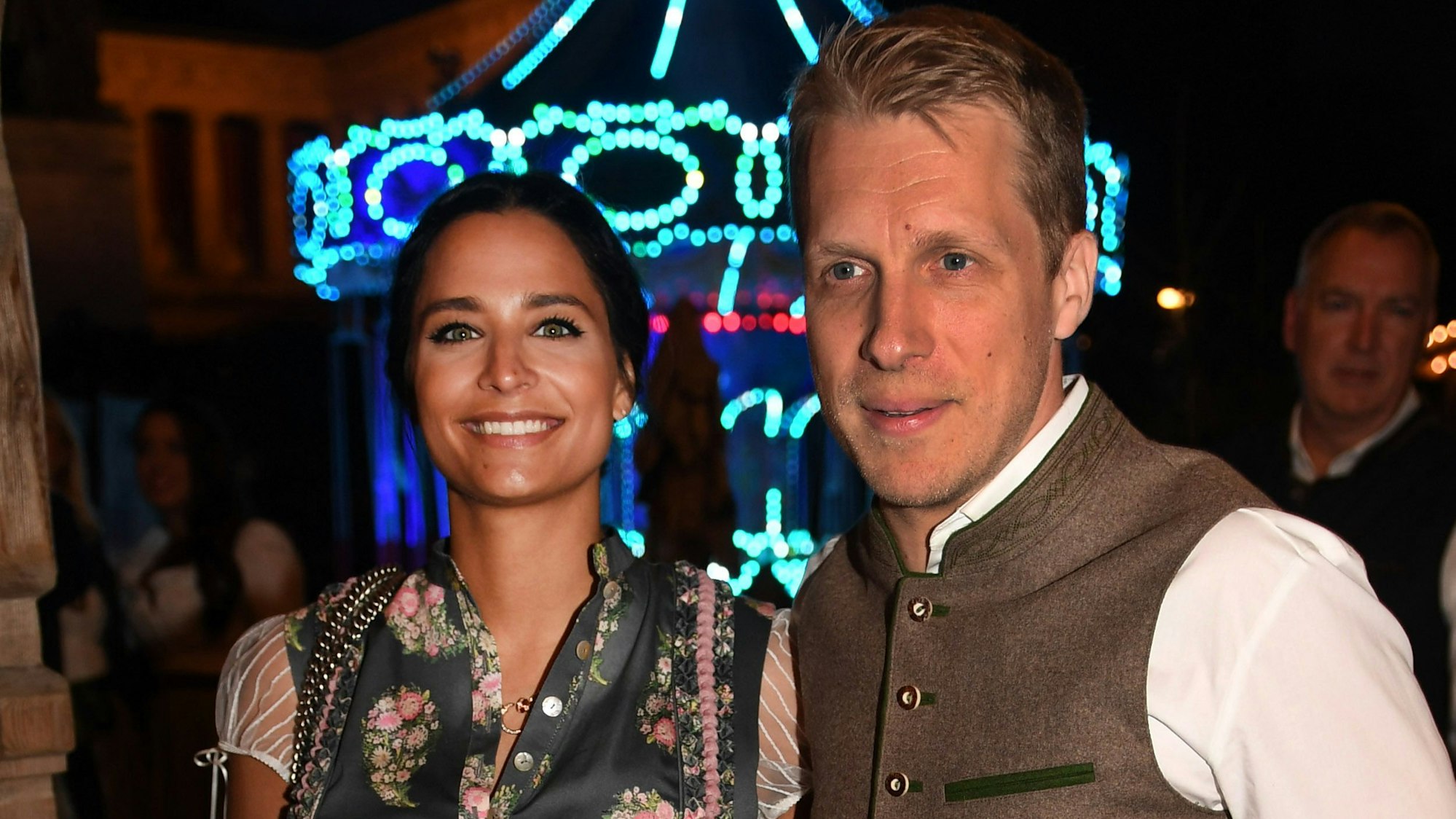 Der Comedian Oliver Pocher und seine Frau Amira feiern im Käferzelt auf der Wiesn.