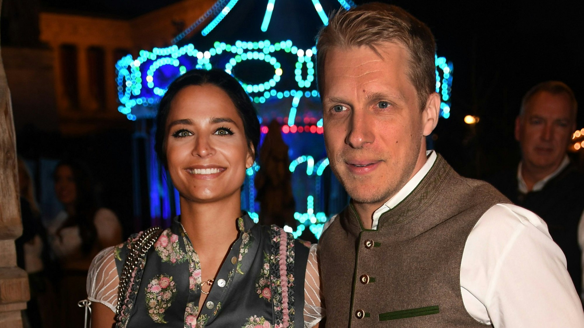 Der Comedian Oliver Pocher und seine Frau Amira feiern im Käferzelt auf der Wiesn.
