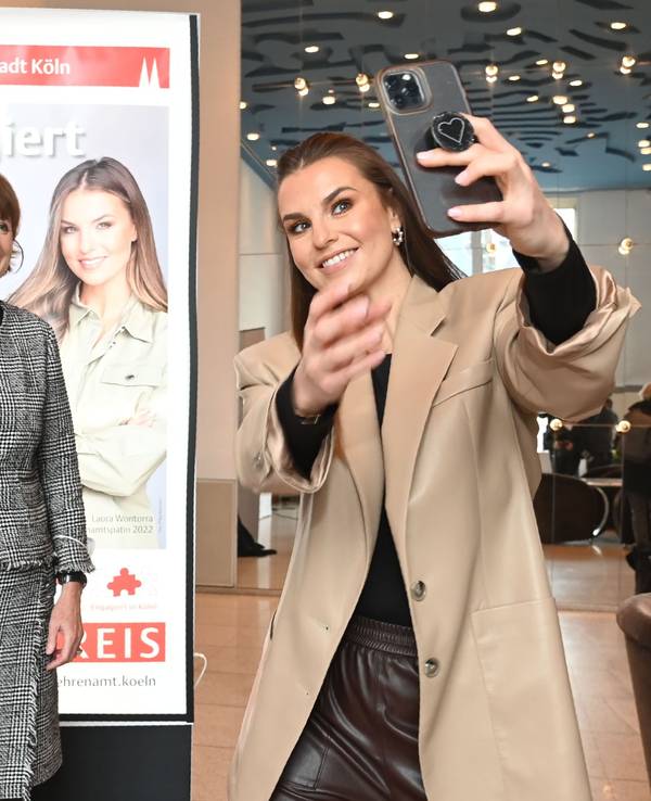Laura Wontorra macht ein Selfie mit Henriette Reker