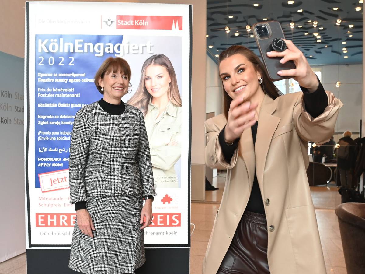 Laura Wontorra macht ein Selfie mit Henriette Reker