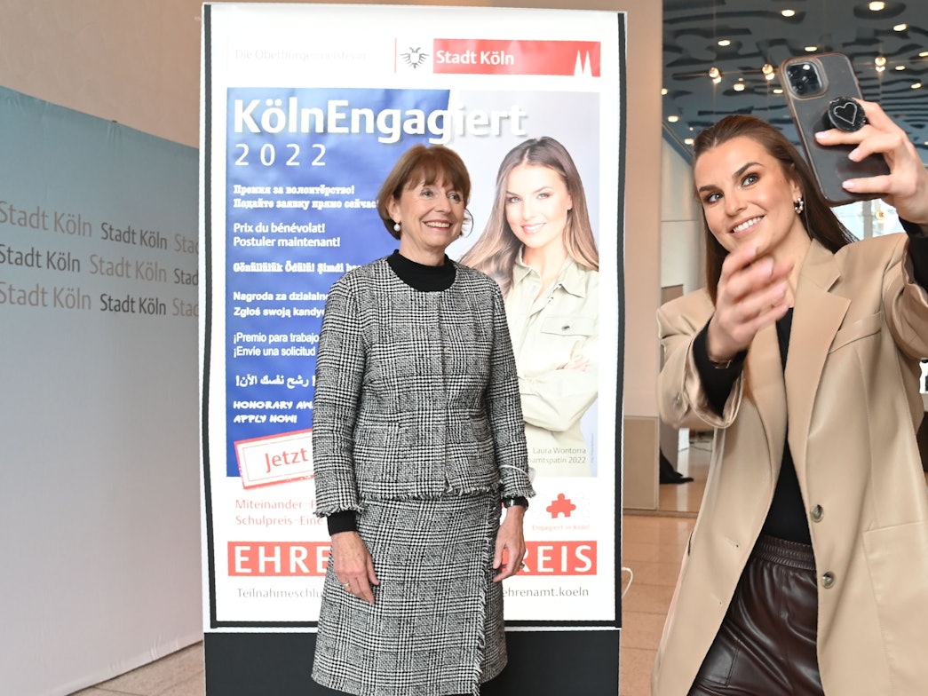 Laura Wontorra macht ein Selfie mit Henriette Reker