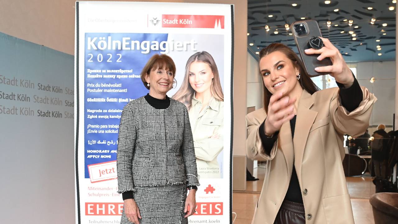 Laura Wontorra macht ein Selfie mit Henriette Reker