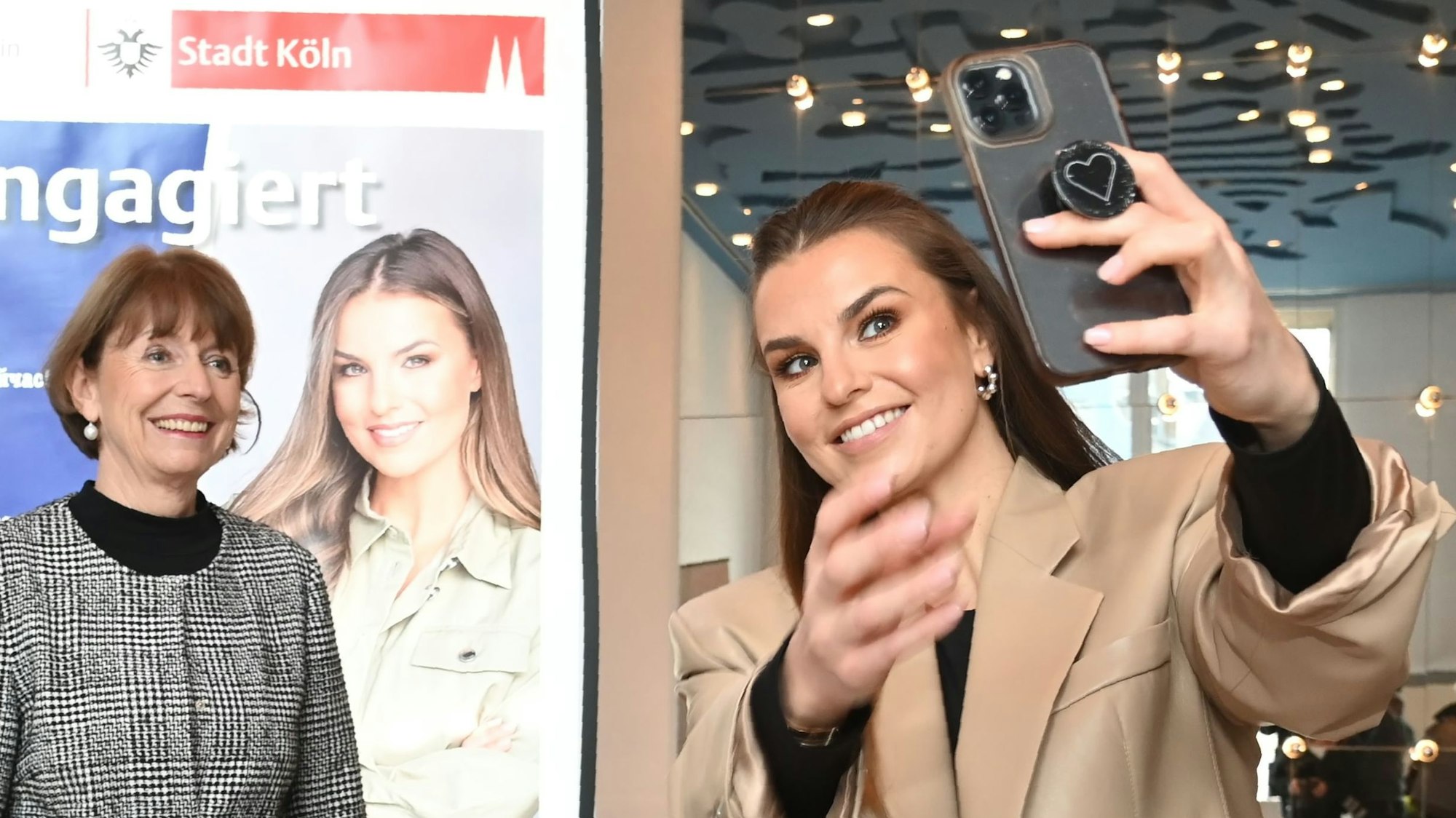 Laura Wontorra macht ein Selfie mit Henriette Reker