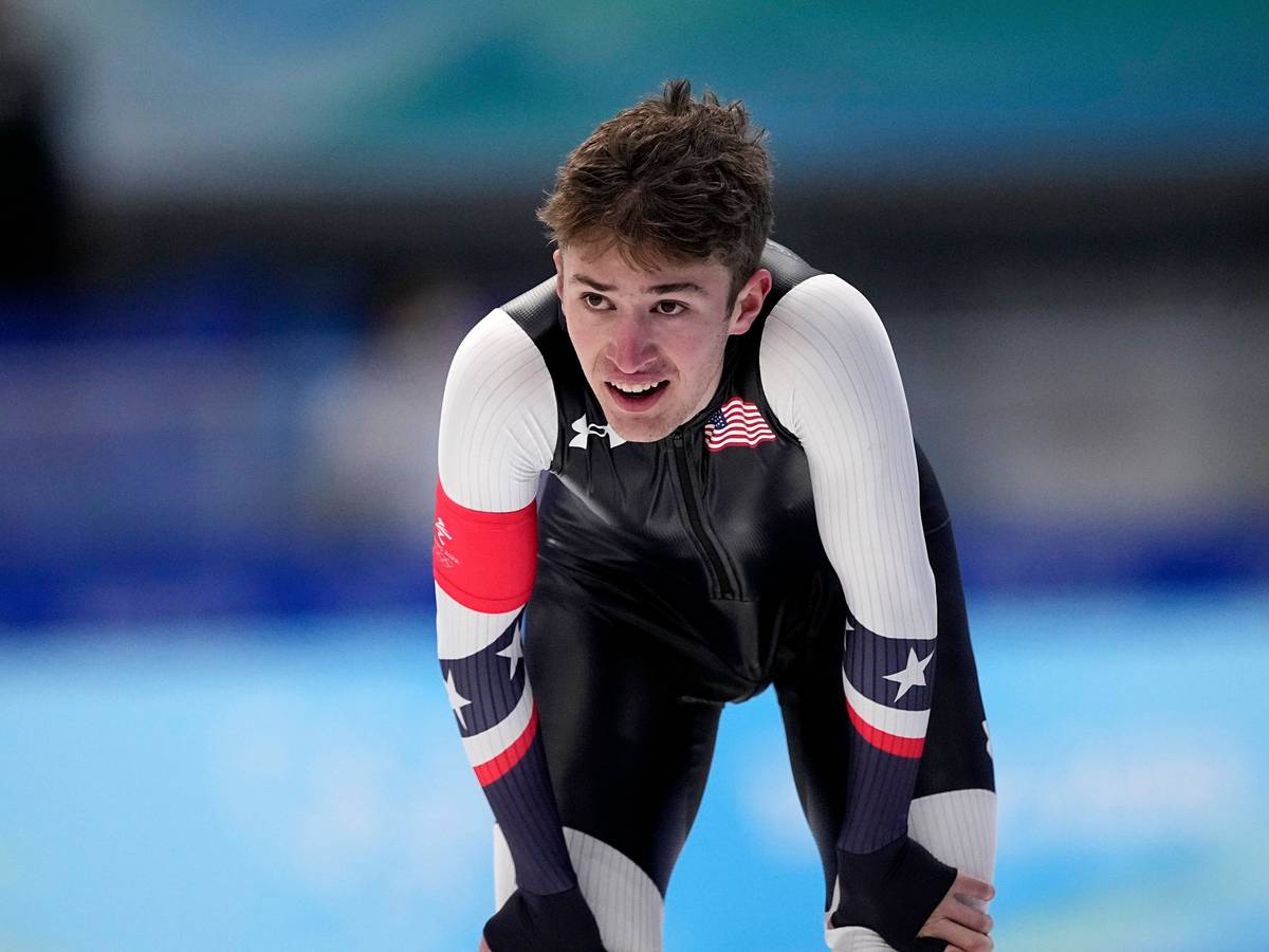 Casey Dawson aus den USA reagiert nach seinem Lauf über 1.500 Meter im Eisschnelllauf am 8. Februar 2022 in Peking.
