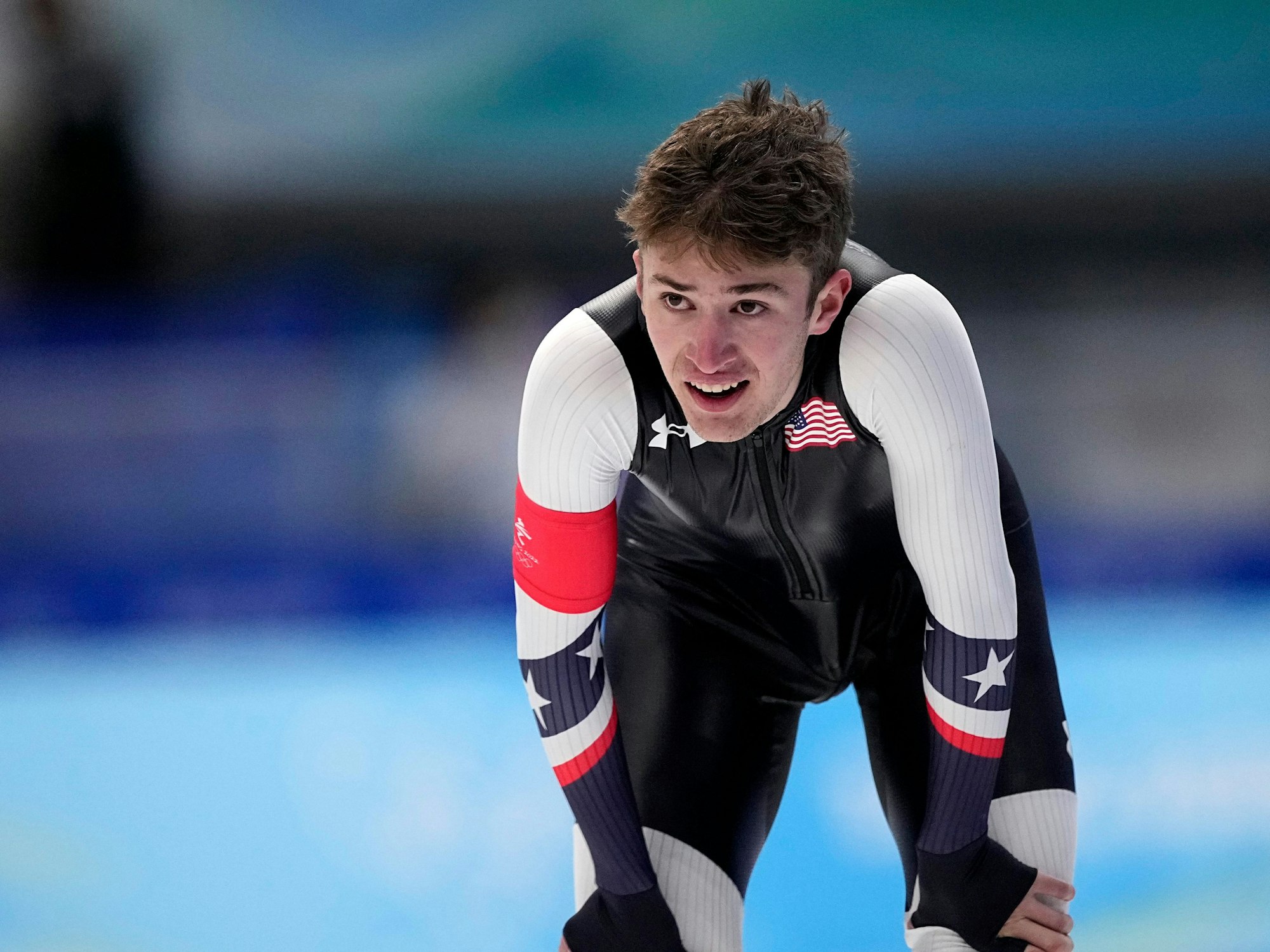 Casey Dawson aus den USA reagiert nach seinem Lauf über 1.500 Meter im Eisschnelllauf am 8. Februar 2022 in Peking.