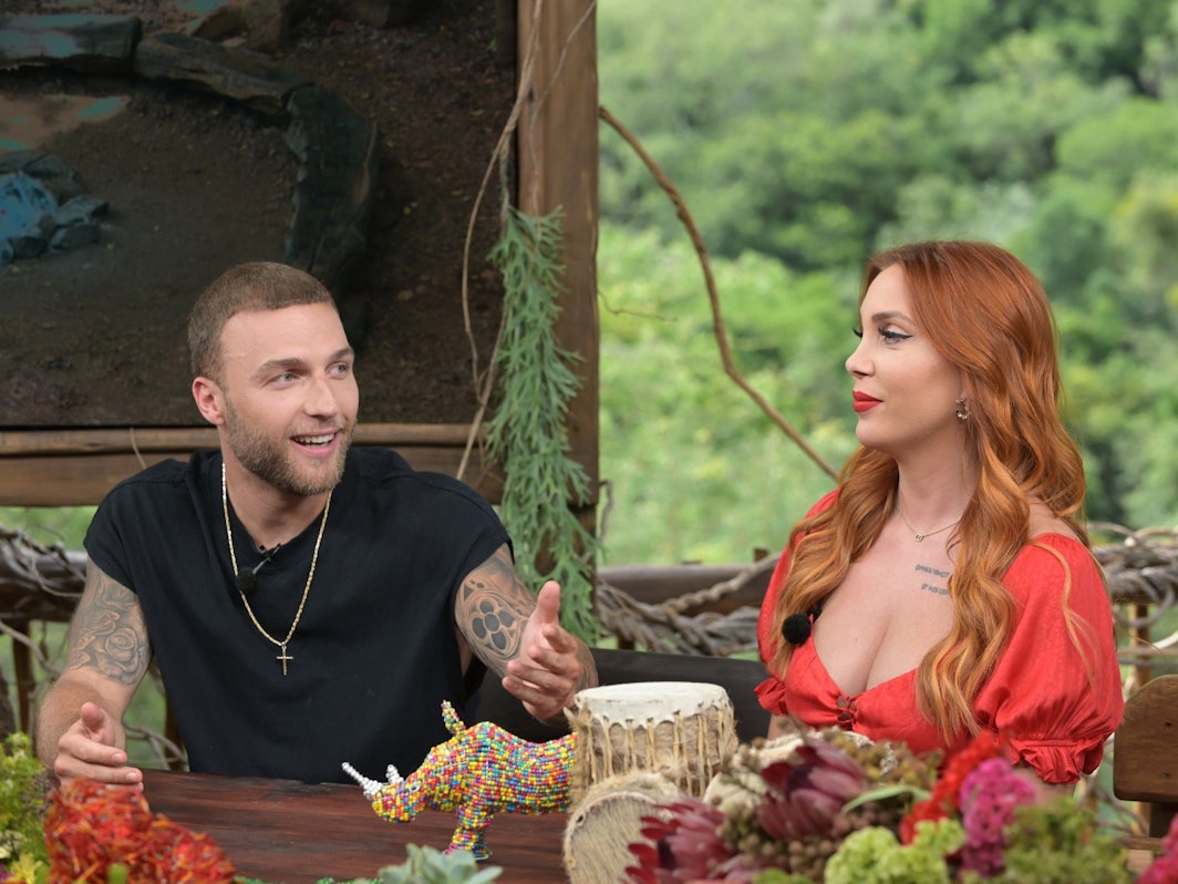 Die Dschungelcamp-Kandidaten Filip Pavlovic und Tara Tabitha sprechen miteinander im Dschungelcamp-Baumhaus. Das Foto entstand während des großen Wiedersehens zum Abschluss der Staffel.