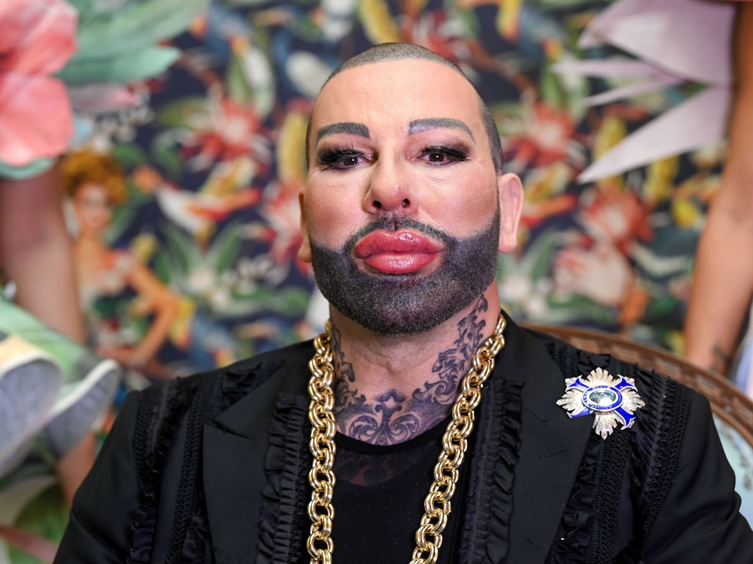 Der Modedesigner Harald Glööckler bei der Präsentation einer neuen Glööckler-Tapetenkollektion „Jungle Collection“ im Hotel Adlon.