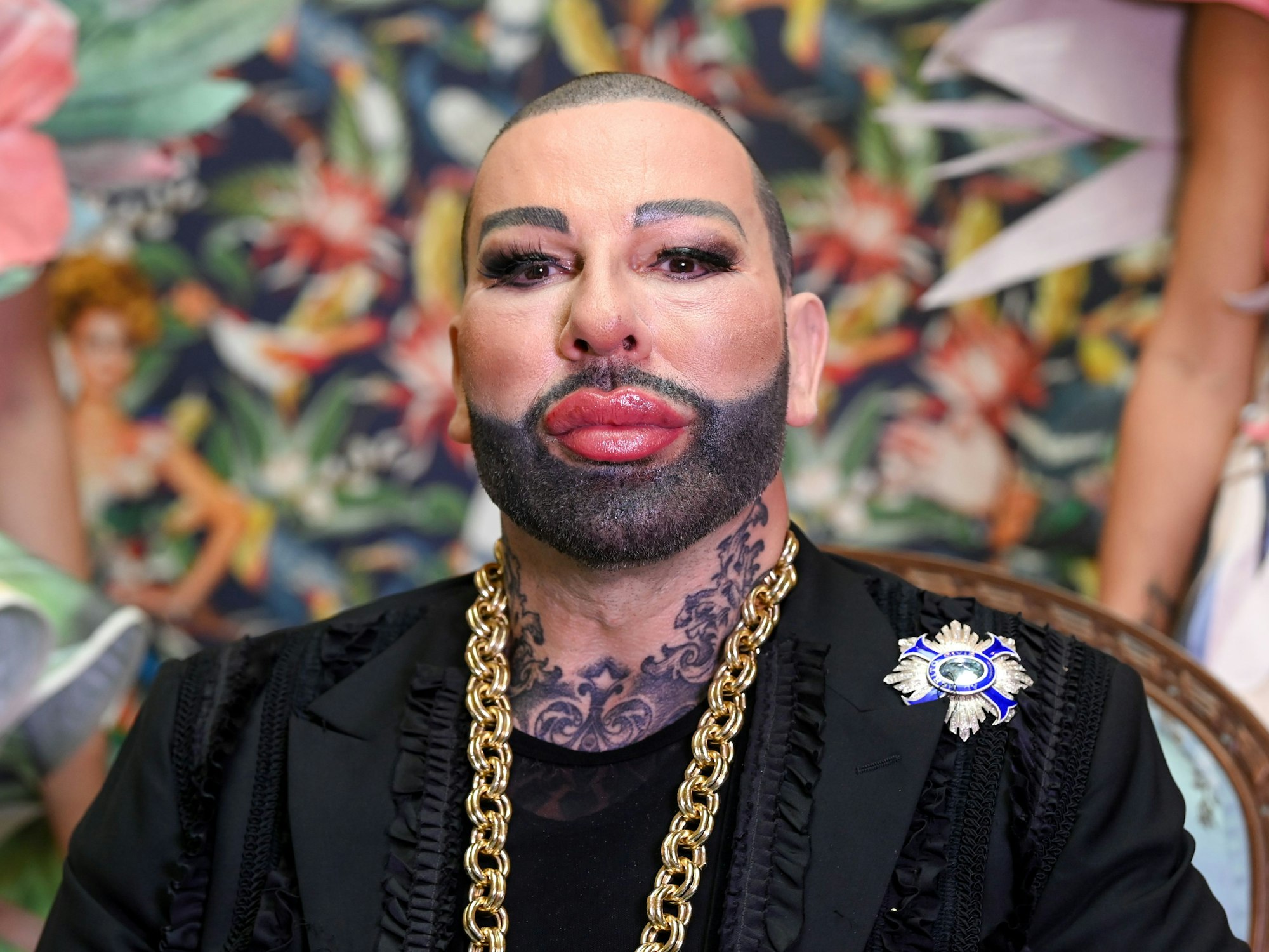 Der Modedesigner Harald Glööckler bei der Präsentation einer neuen Glööckler-Tapetenkollektion "Jungle Collection" im Hotel Adlon. (zu dpa "Dschungel '22: Cordalis mit Corona, Glööckler im Glück, Christin raus") +++ dpa-Bildfunk +++