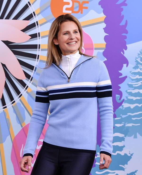 ZDF-Moderatorin Katrin Müller-Hohenstein (hier 2017 auf einer Pressekonferenz zu den Olympischen Spielen) hat mit einem lila Outfit für Wirbel gesorgt.