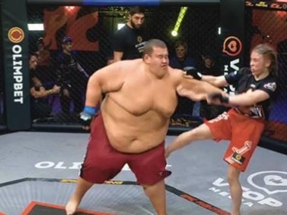 Aleksandra Stepakova (rechts) und Grigory Chistyakov beim MMA-Kampf von Epic Fighting Championship