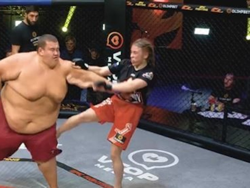 Aleksandra Stepakova (rechts) und Grigory Chistyakov beim MMA-Kampf von Epic Fighting Championship
