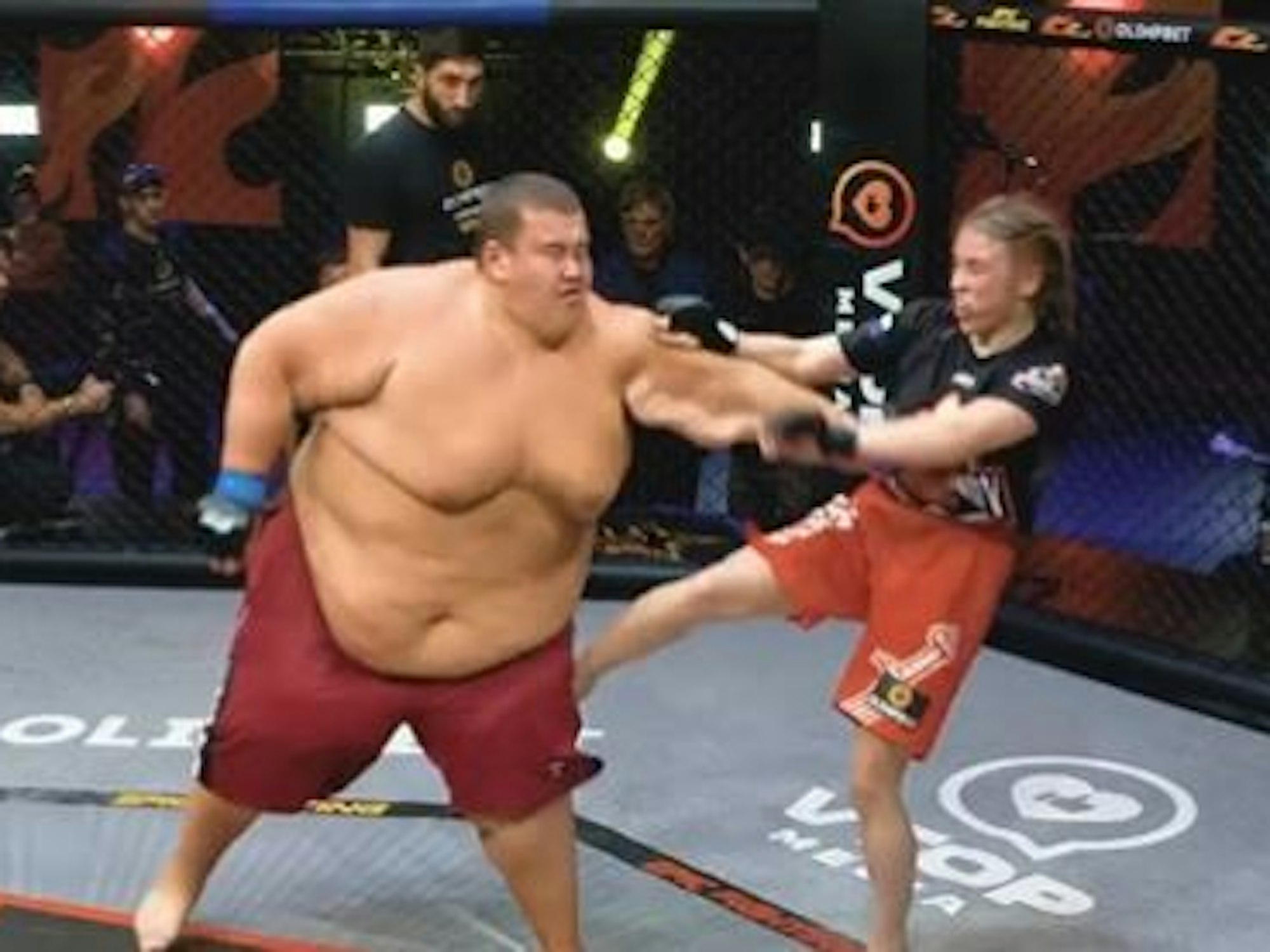 Aleksandra Stepakova (rechts) und Grigory Chistyakov beim MMA-Kampf von Epic Fighting Championship