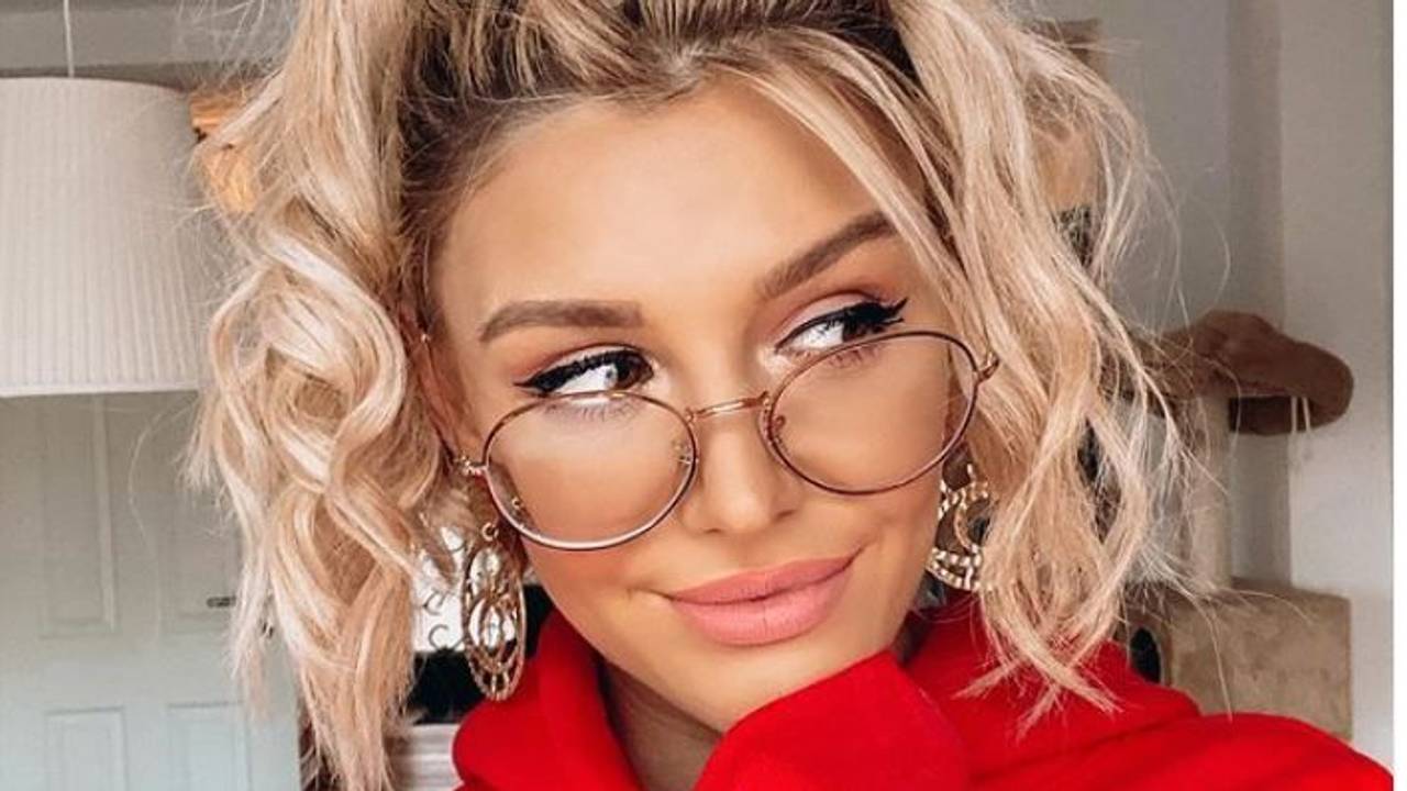 Gerda Lewis posiert mit Brille für ein Foto.