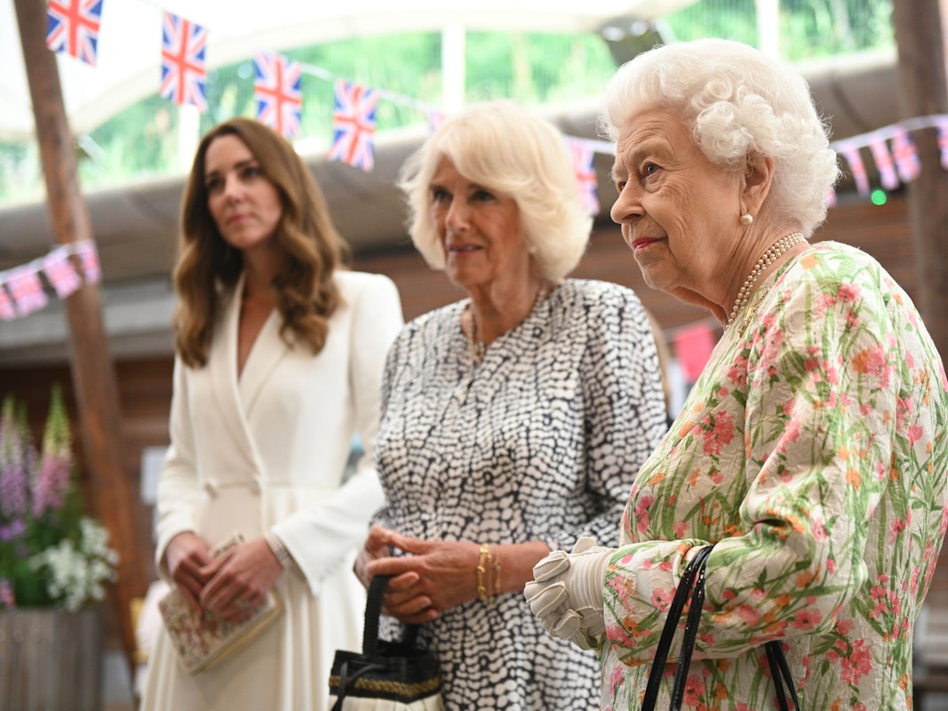 Die britische Königin Elizabeth II. (r), Kate (l), Herzogin von Cambridge, und Camilla, Herzogin von Cornwall beim G7-Gipfel 2021 in Cornwall.