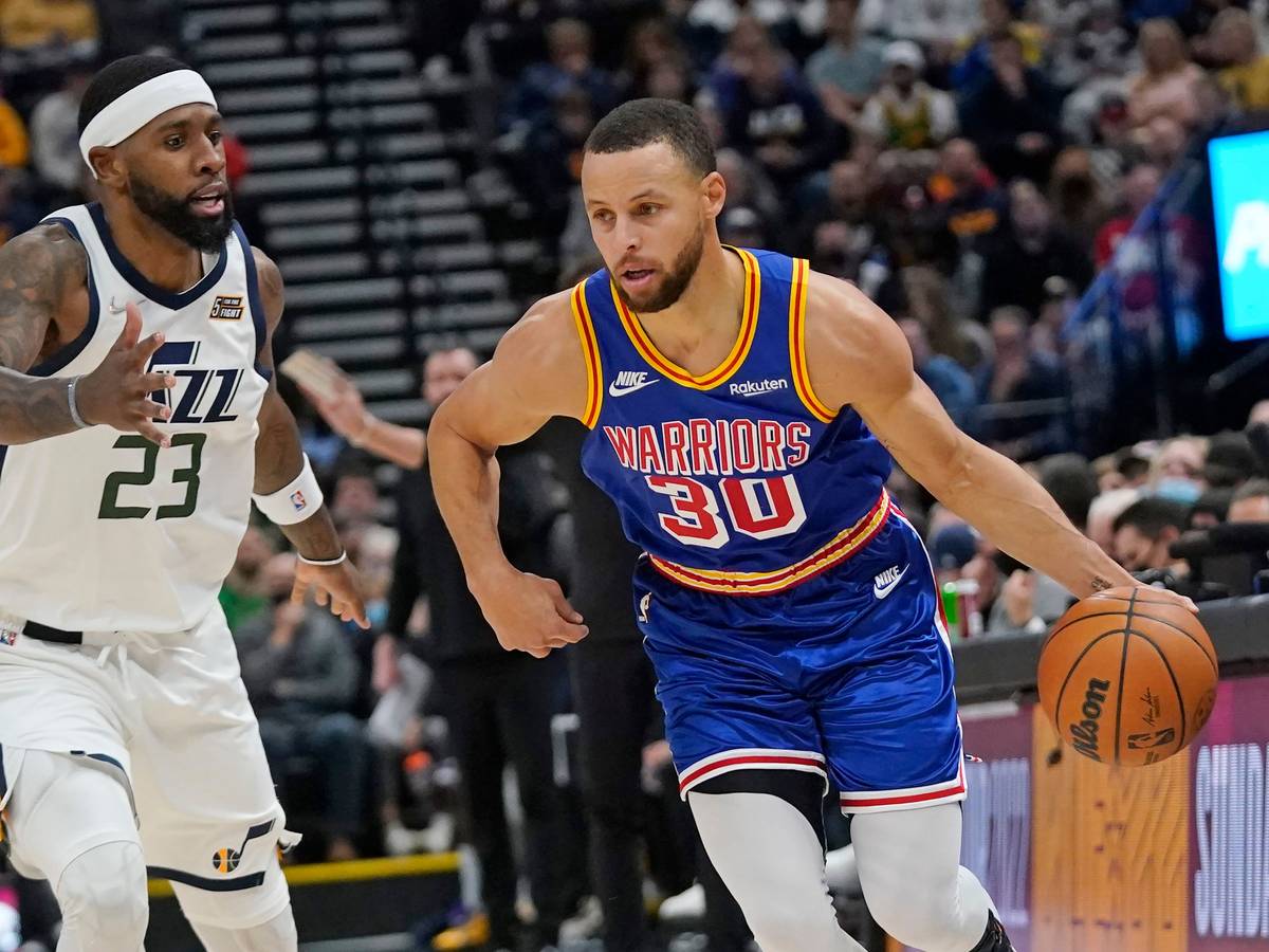 Warriors-Star Stephen Curry und Jazz-Guard Royce O'Neale.