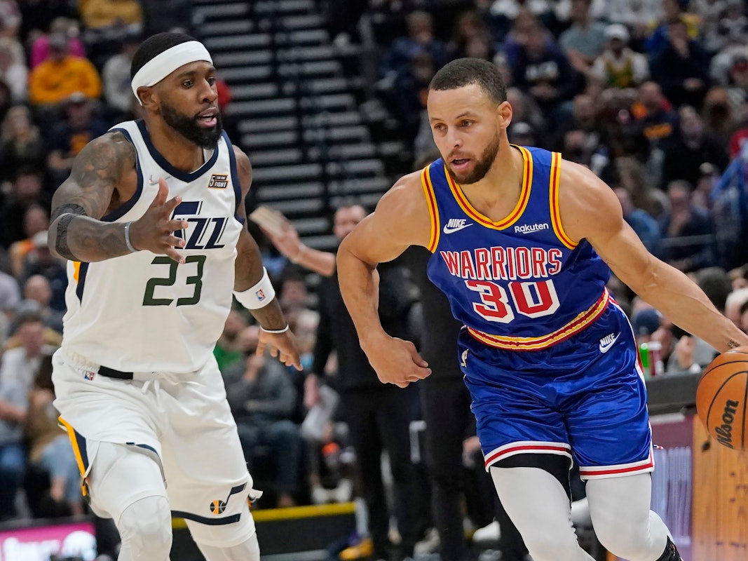 Warriors-Star Stephen Curry und Jazz-Guard Royce O'Neale.