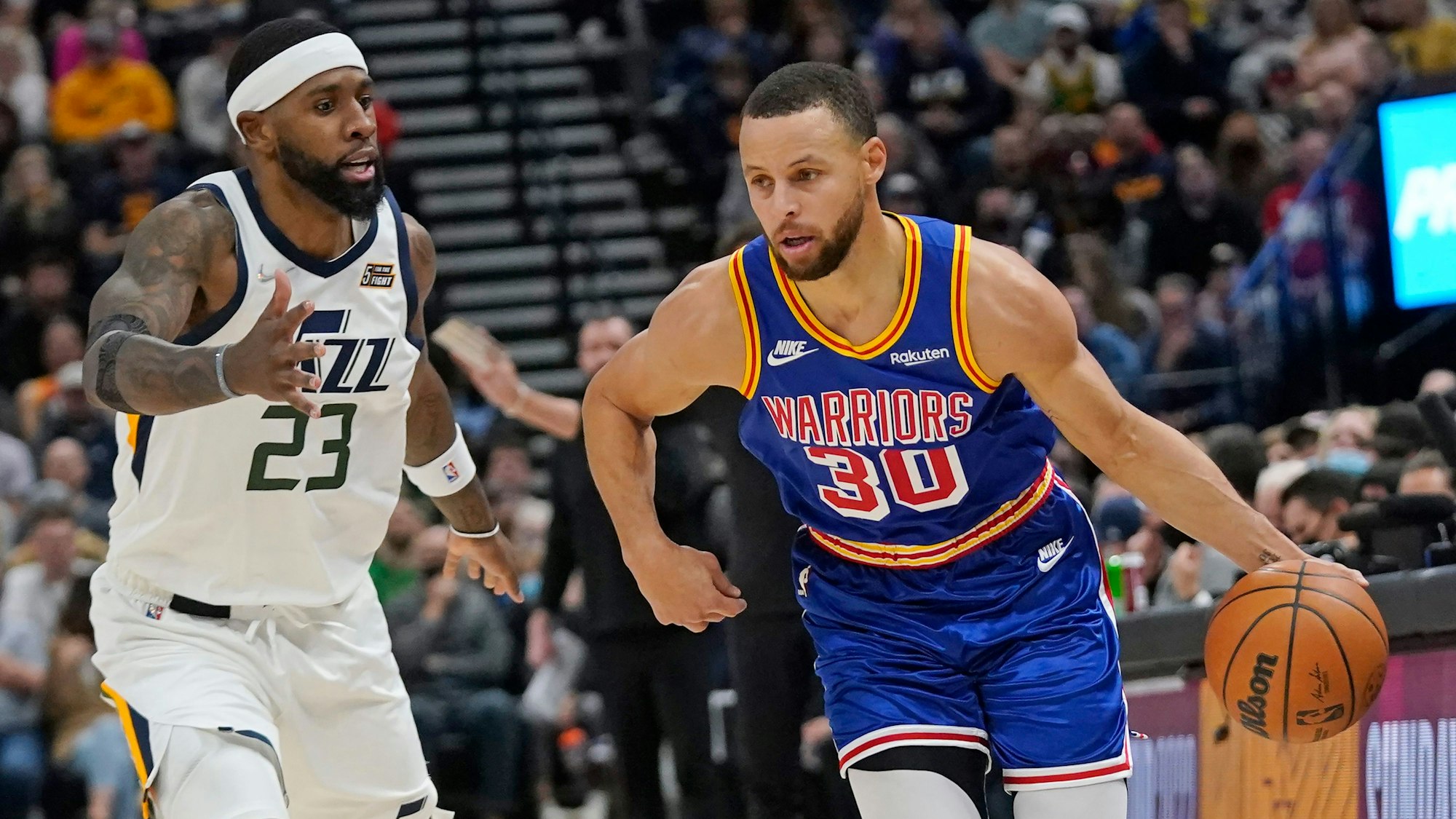 Warriors-Star Stephen Curry und Jazz-Guard Royce O'Neale.