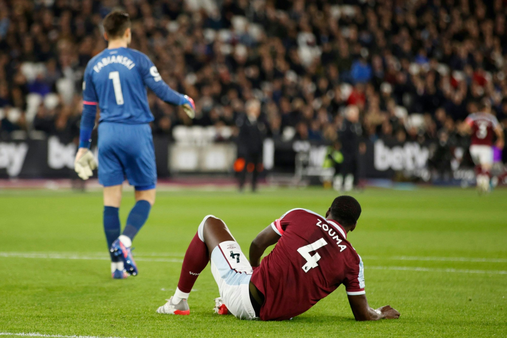 West Ham's Kurt Zouma sitzt auf dem Boden.