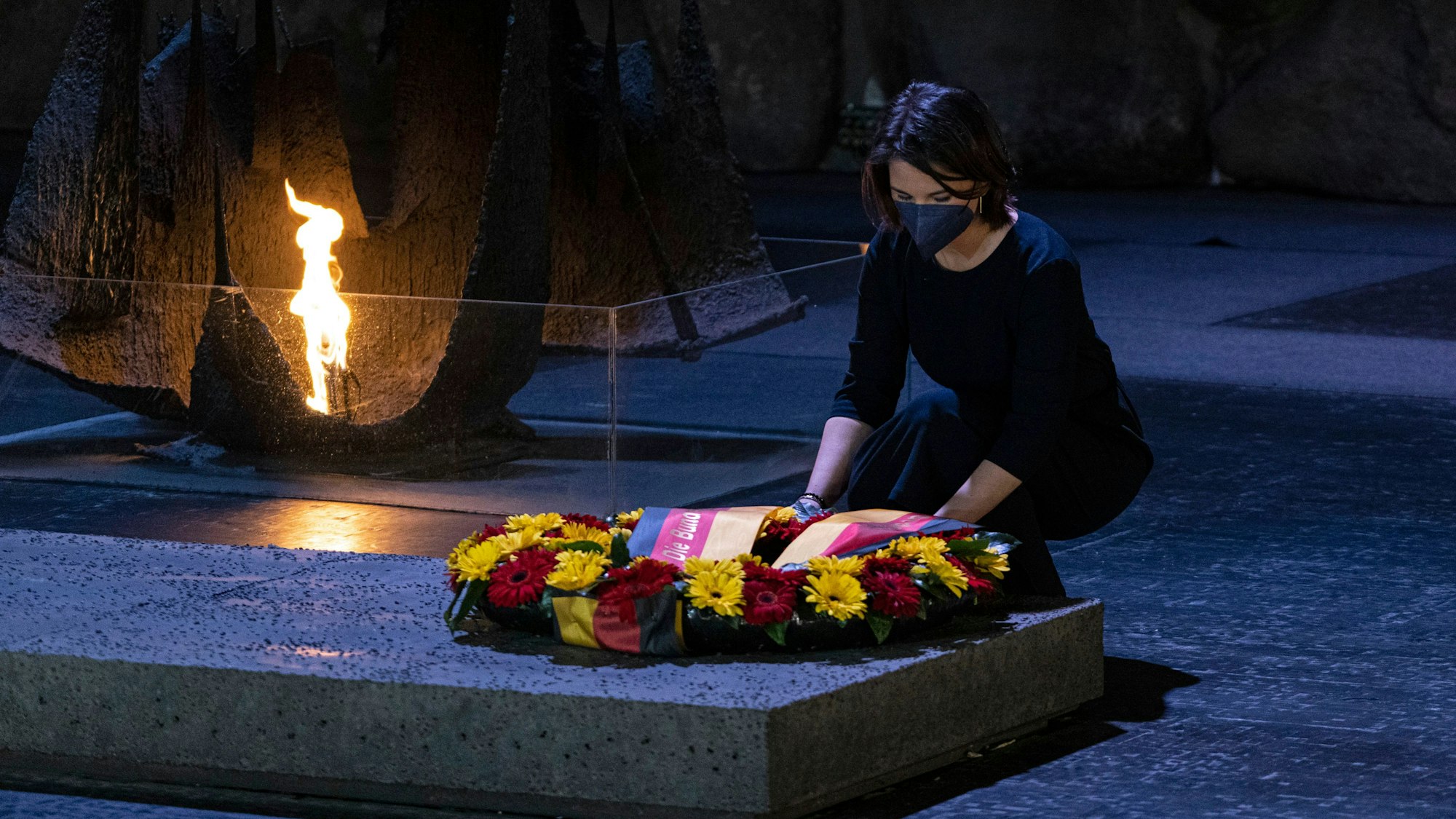 Annalena Baerbock (Bündnis 90/Die Grünen) legt in der Halle der Erinnerung der Holocaust-Gedenkstätte Yad Vashem einen Kranz nieder.