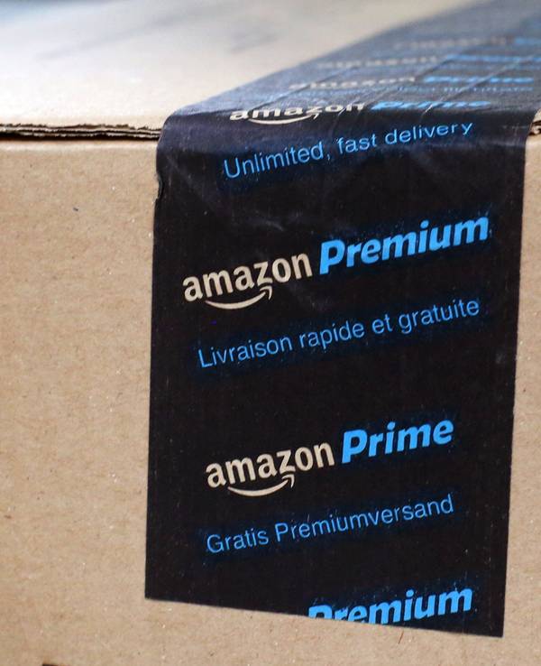 Ein fertig verpacktes Paket mit einem Aufkleber Amazon Prime liegt in einem Verteilzentrum.