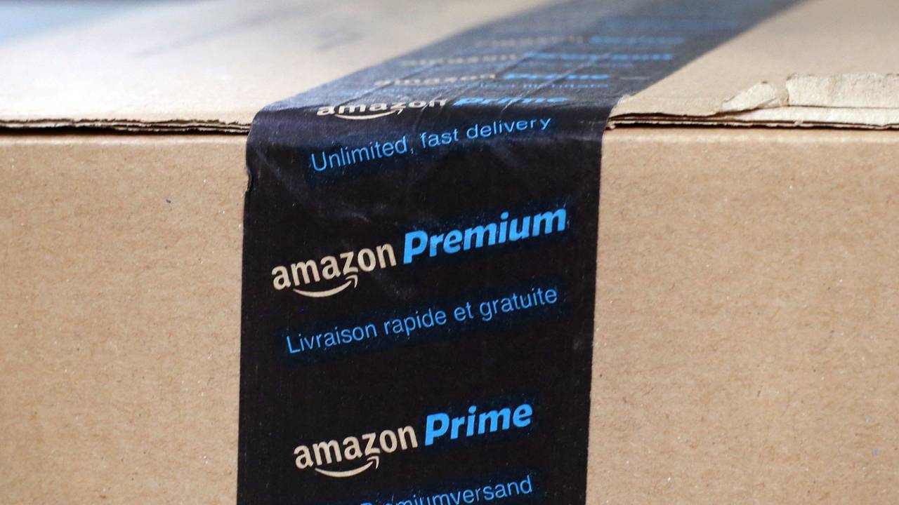 Ein fertig verpacktes Paket mit einem Aufkleber Amazon Prime liegt in einem Verteilzentrum.