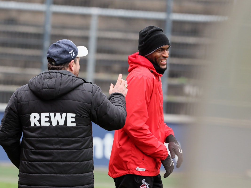 Steffen Baumgart scherzt mit Anthony Modeste.