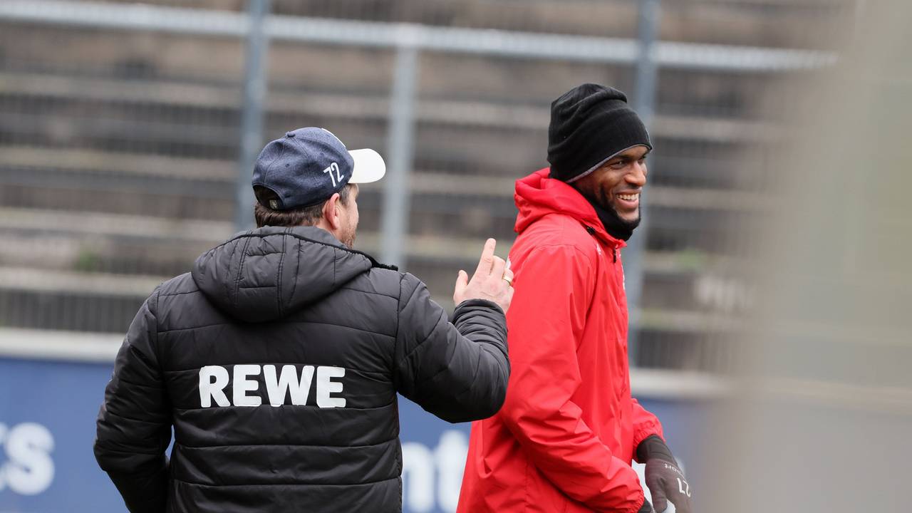 Steffen Baumgart scherzt mit Anthony Modeste.