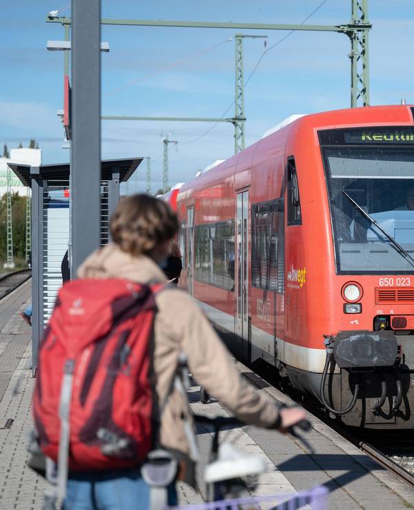 Regionalbahn fährt in einen Bahnhof ein.