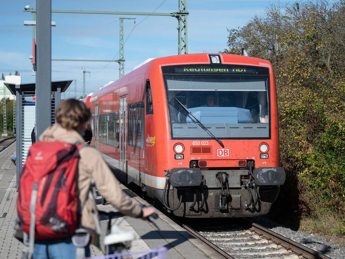 Regionalbahn fährt in einen Bahnhof ein.