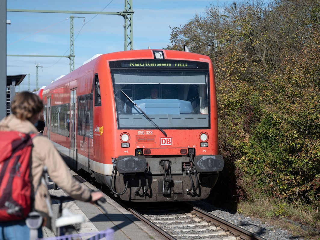 Regionalbahn fährt in einen Bahnhof ein.