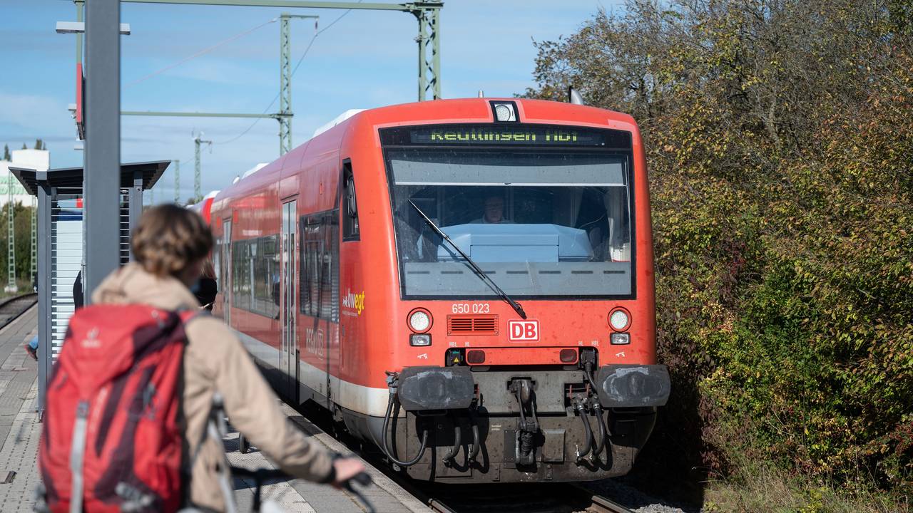 Regionalbahn fährt in einen Bahnhof ein.