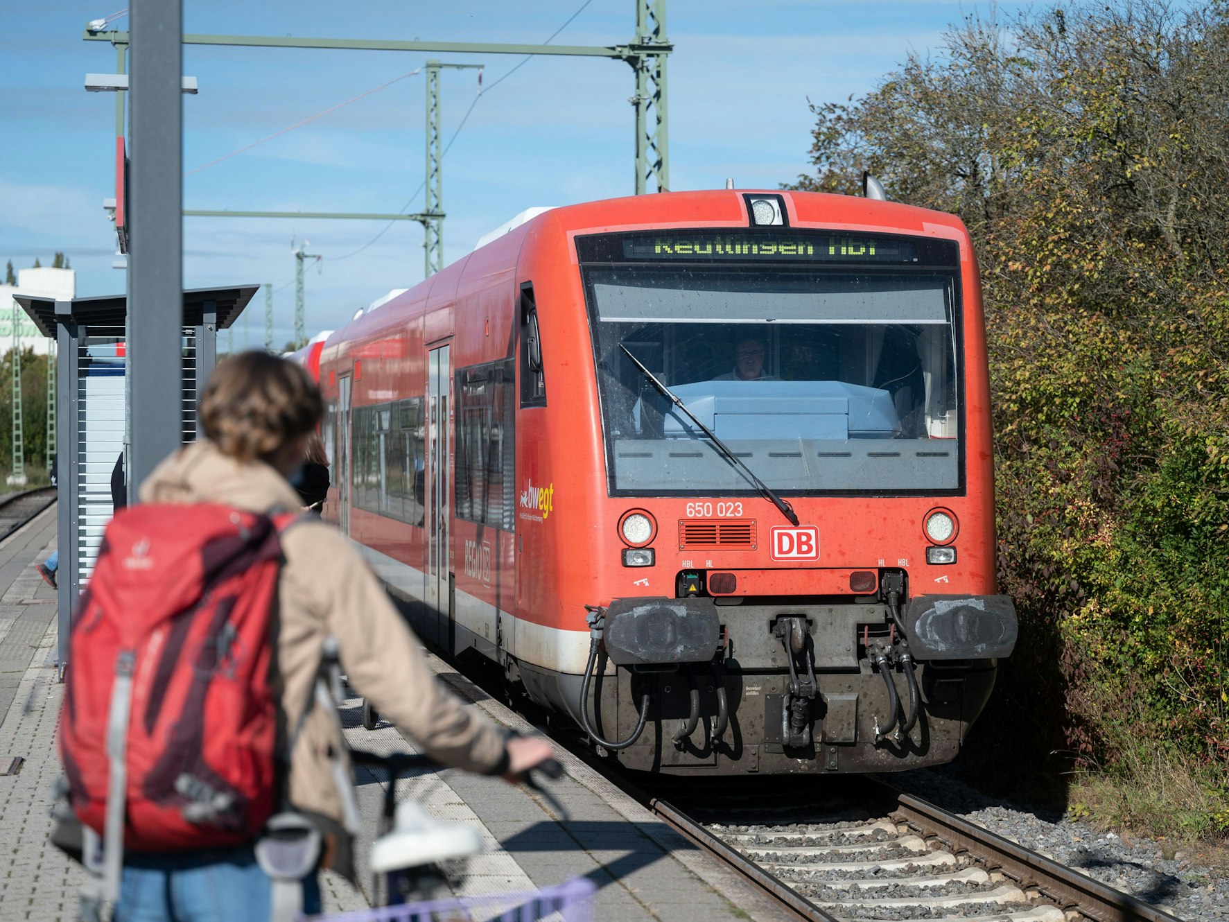 Regionalbahn fährt in einen Bahnhof ein.