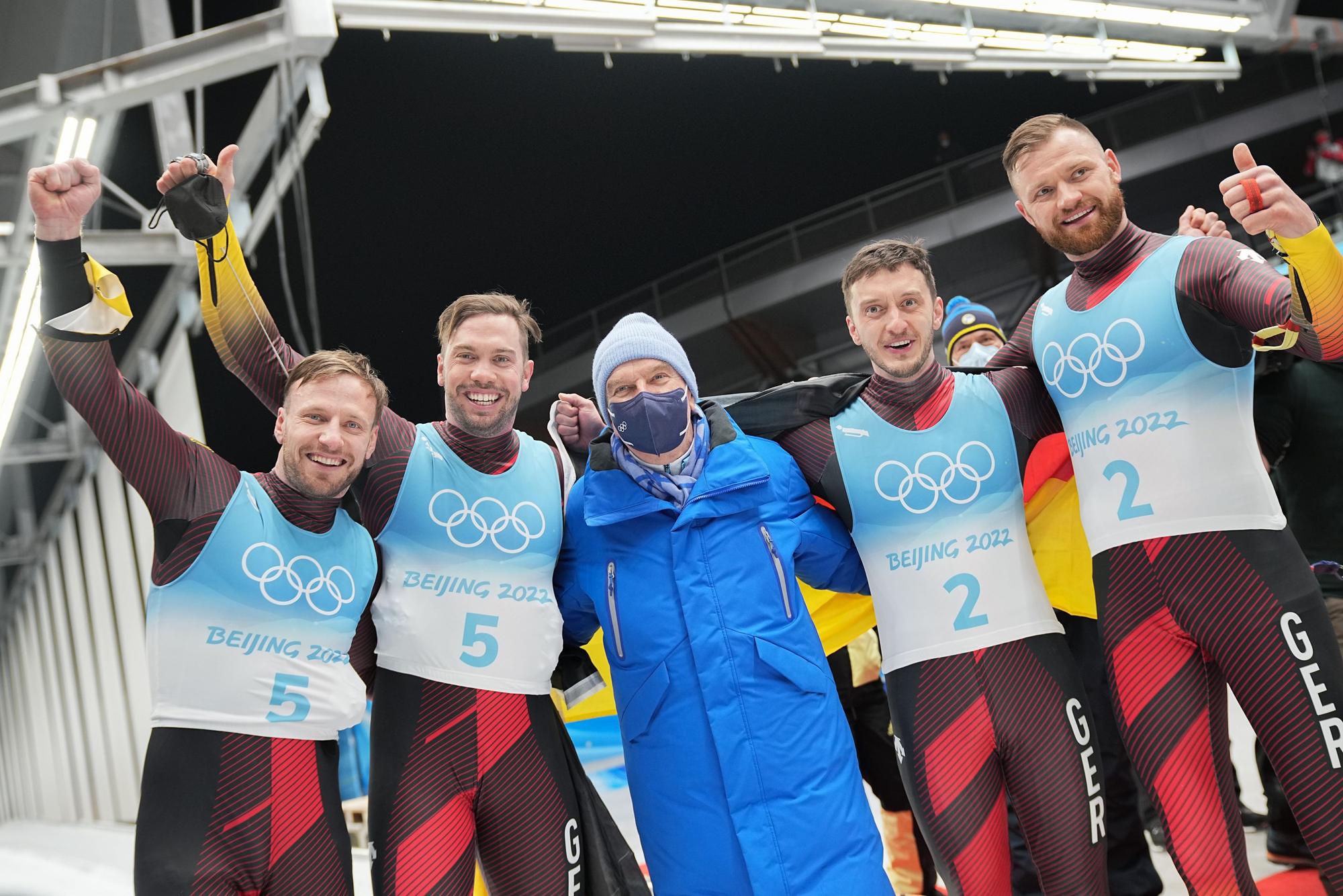 Die Erstplatzierten Tobias Arlt (l-r) und Tobias Wendl aus Deutschland, Thomas Bach, IOC-Präsident, und die Zweitplatzierten Sascha Benecken und Toni Eggert aus Deutschland stehen nach dem Rennen zusammen.