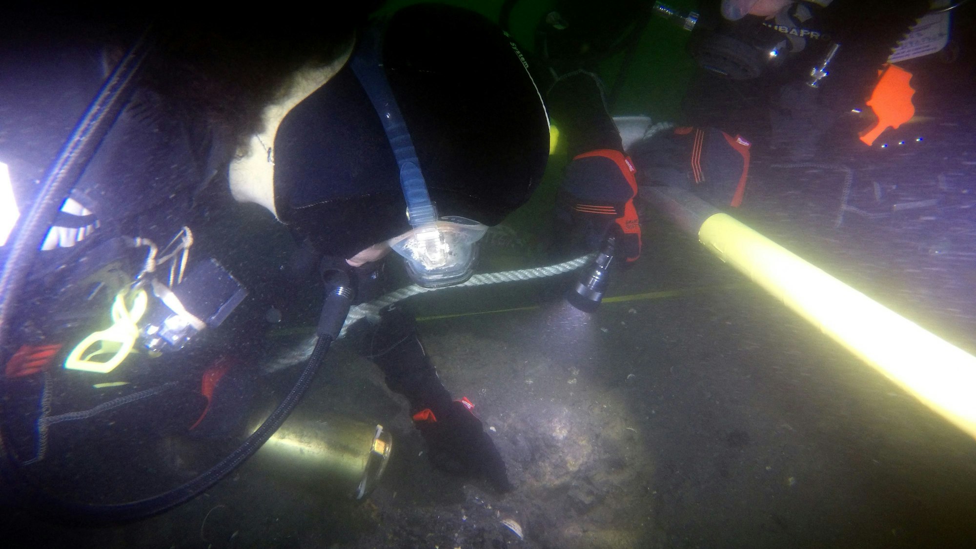 Dieses undatierte Handout-Bild, das am 3. Februar vom Australian National Maritime Museum veröffentlicht wurde, zeigt einen Taucher auf dem Meeresboden, der das Wrack untersucht, bei dem es sich Captain James Cooks berühmtes Schiff, die „Endeavour“, handeln soll.