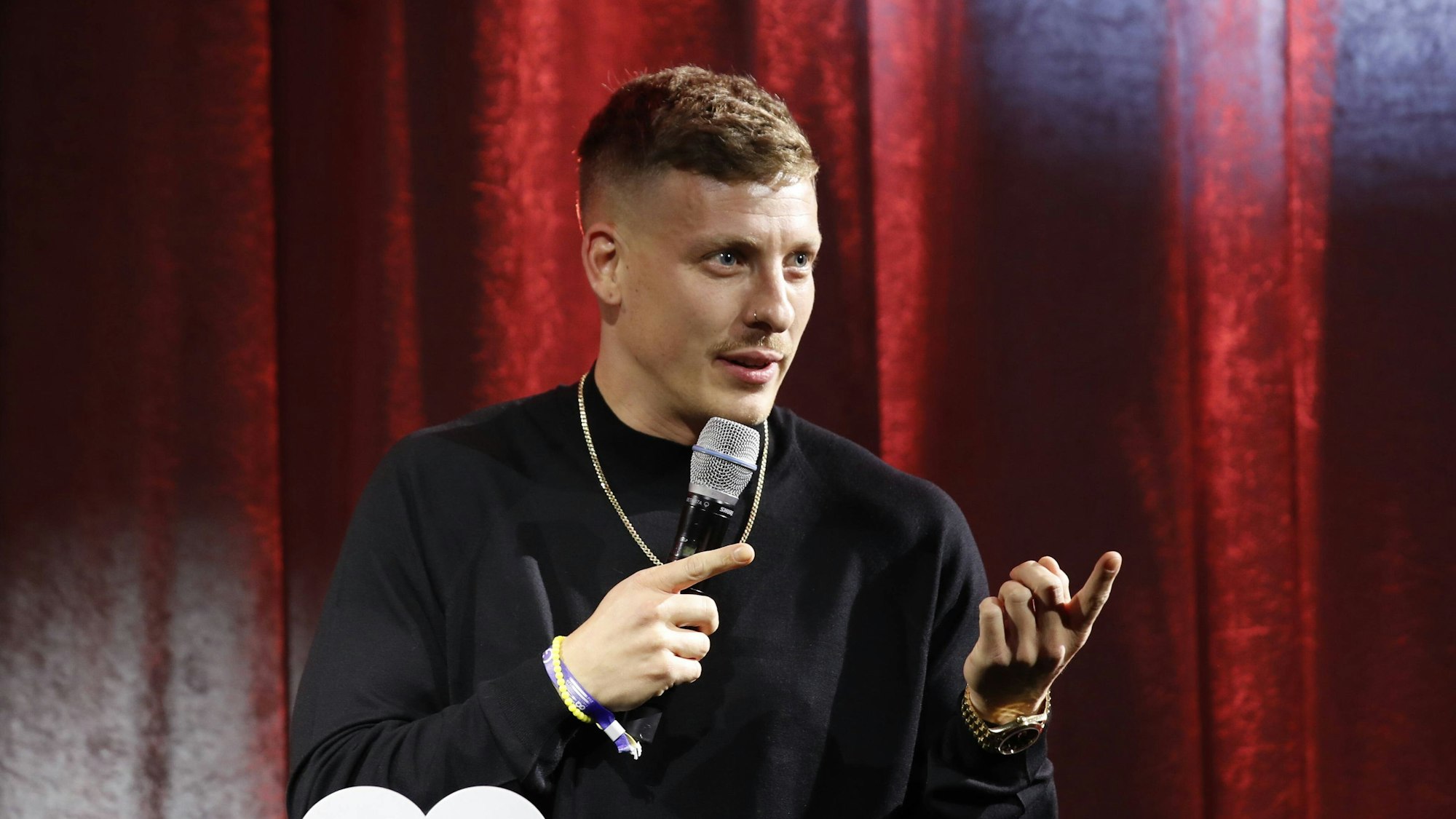 Felix Lobrecht spricht bei einer Preisverleihung am 4. November 2021